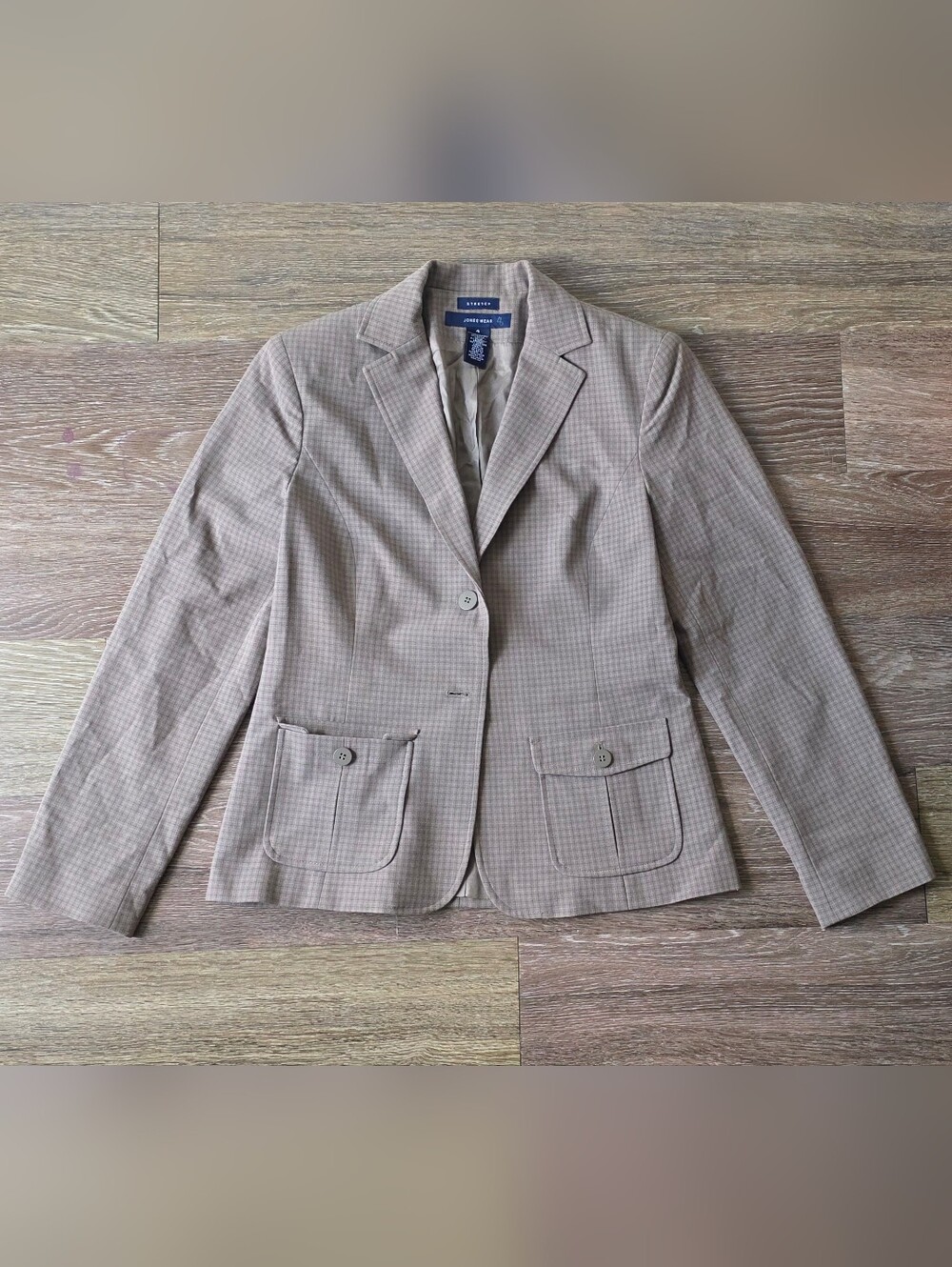 Beige Jones Wear woman blazer with a checker pattern and two front pockets.
